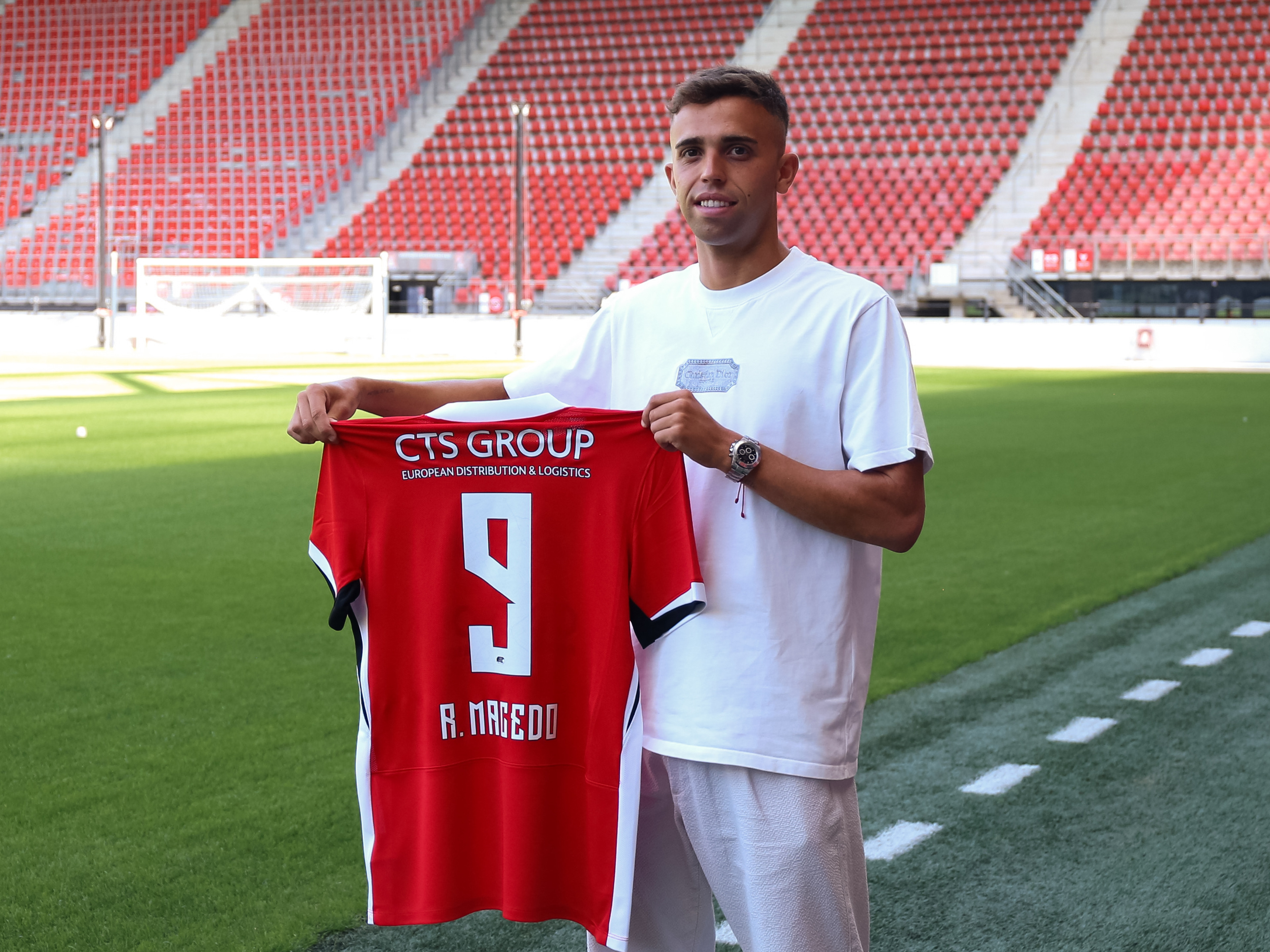 AZ contracteert Portugese spits Macedo