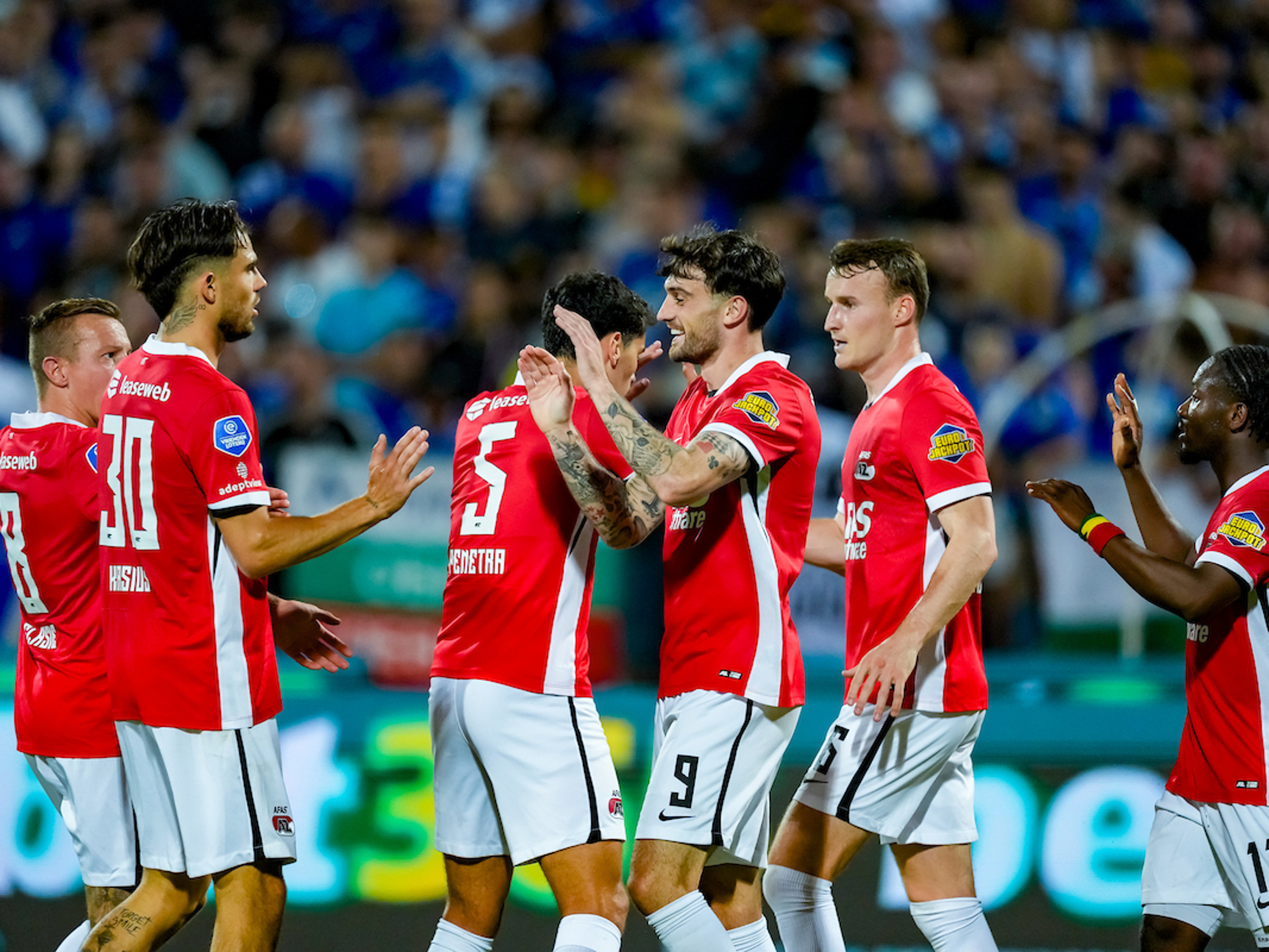Overtuigend AZ rekent in 6 minuten af met Levski Sofia en bereikt hoofdfase Conference League