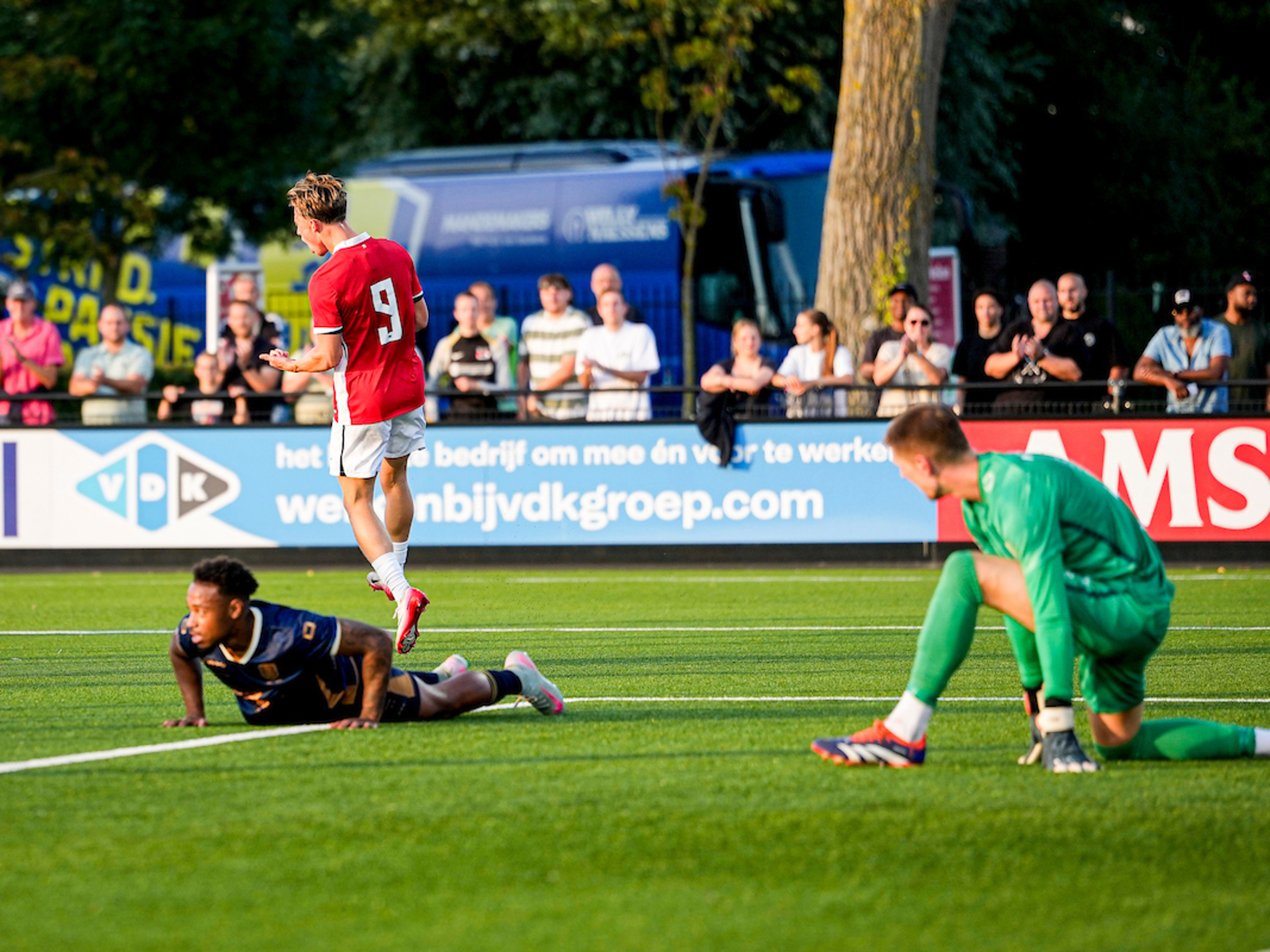 Jong AZ vernedert degradant Willem II mede dankzij dubbelslag van Duijn